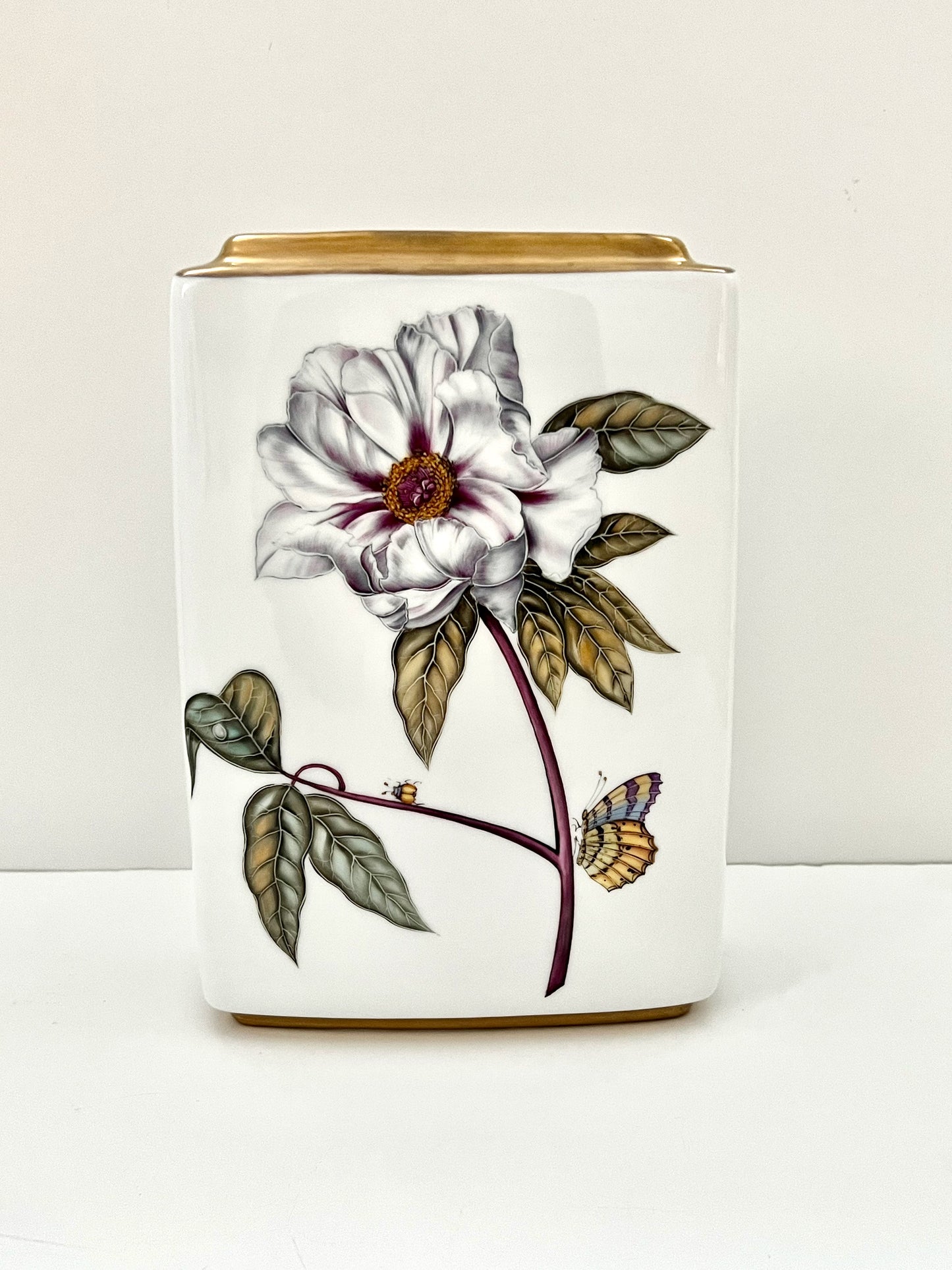 M399 - White Flower Vase