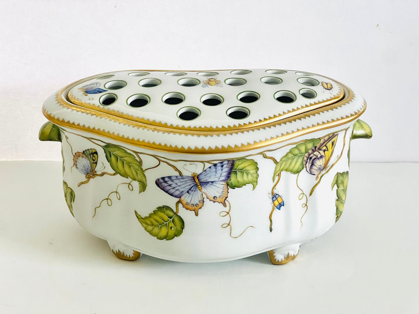 ZE121 - Large Flower Arranger with Lid