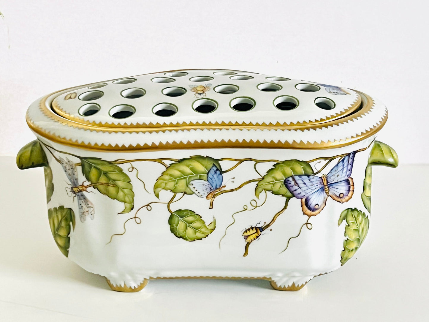 ZE121 - Large Flower Arranger with Lid