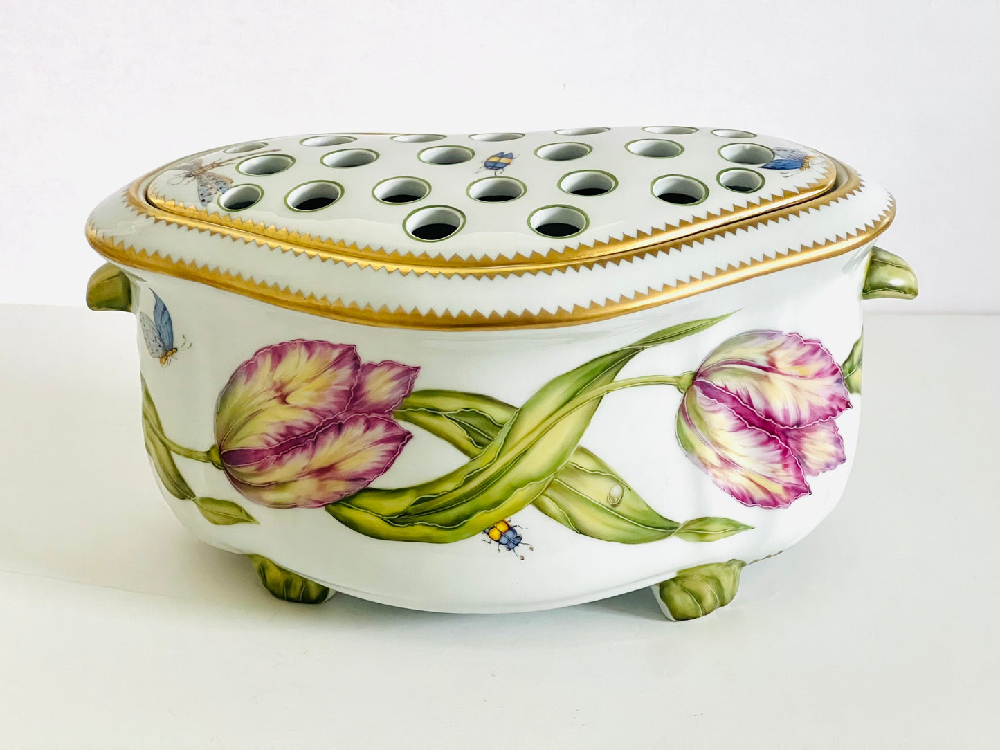 ZE122 - Large Flower Arranger with Lid