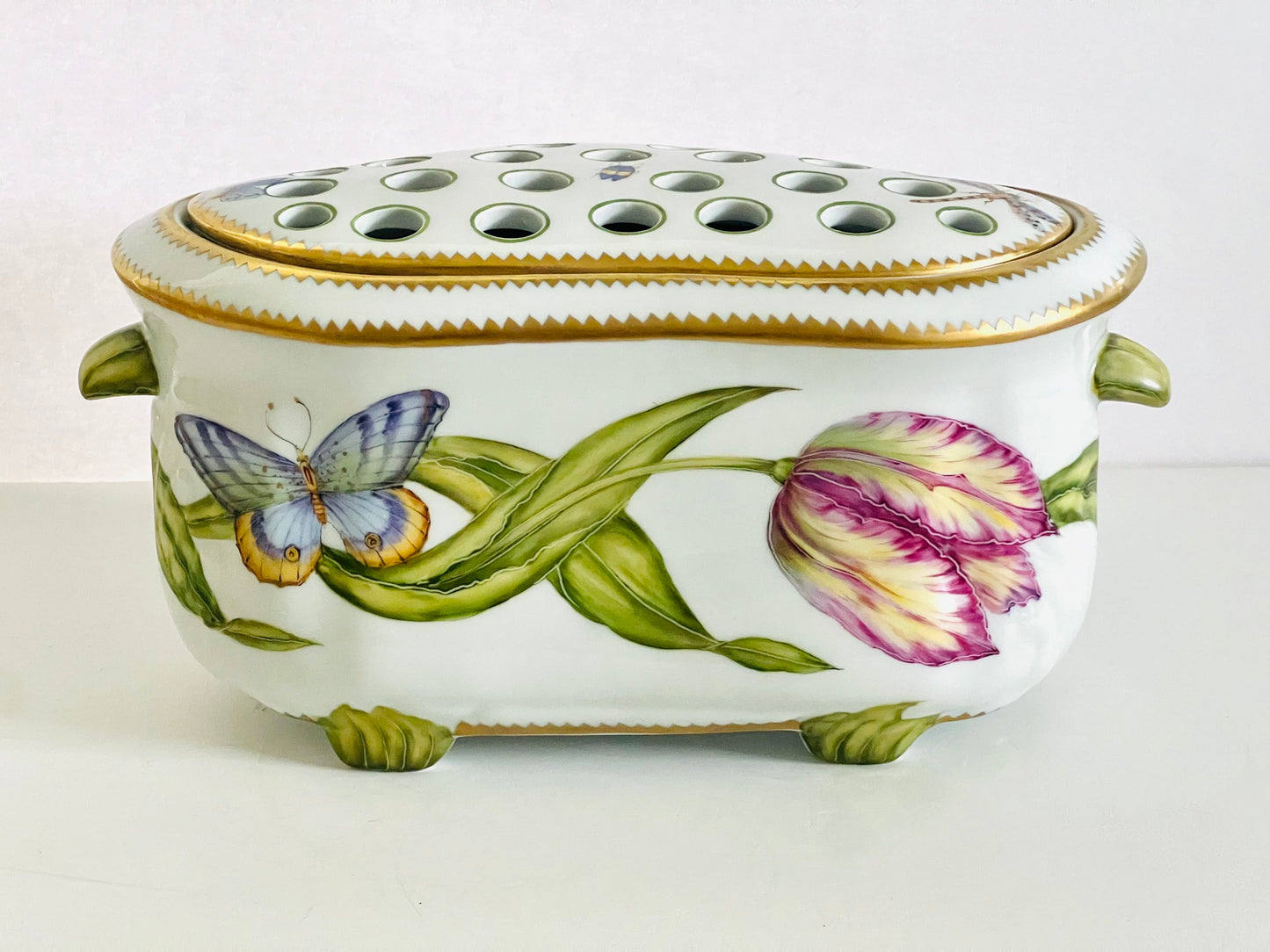 ZE122 - Large Flower Arranger with Lid