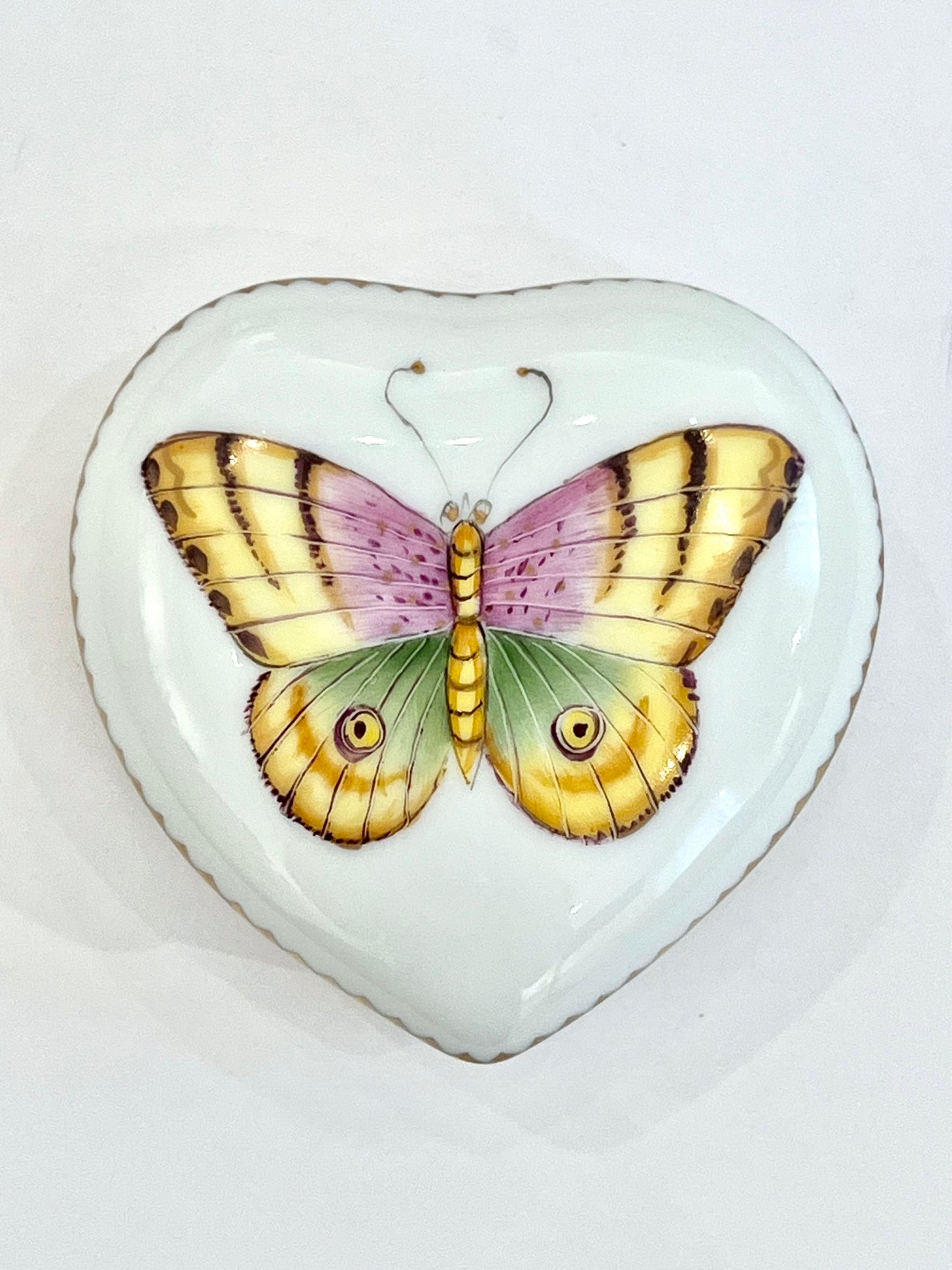 ZE980 - Heart Shaped Porcelain Box