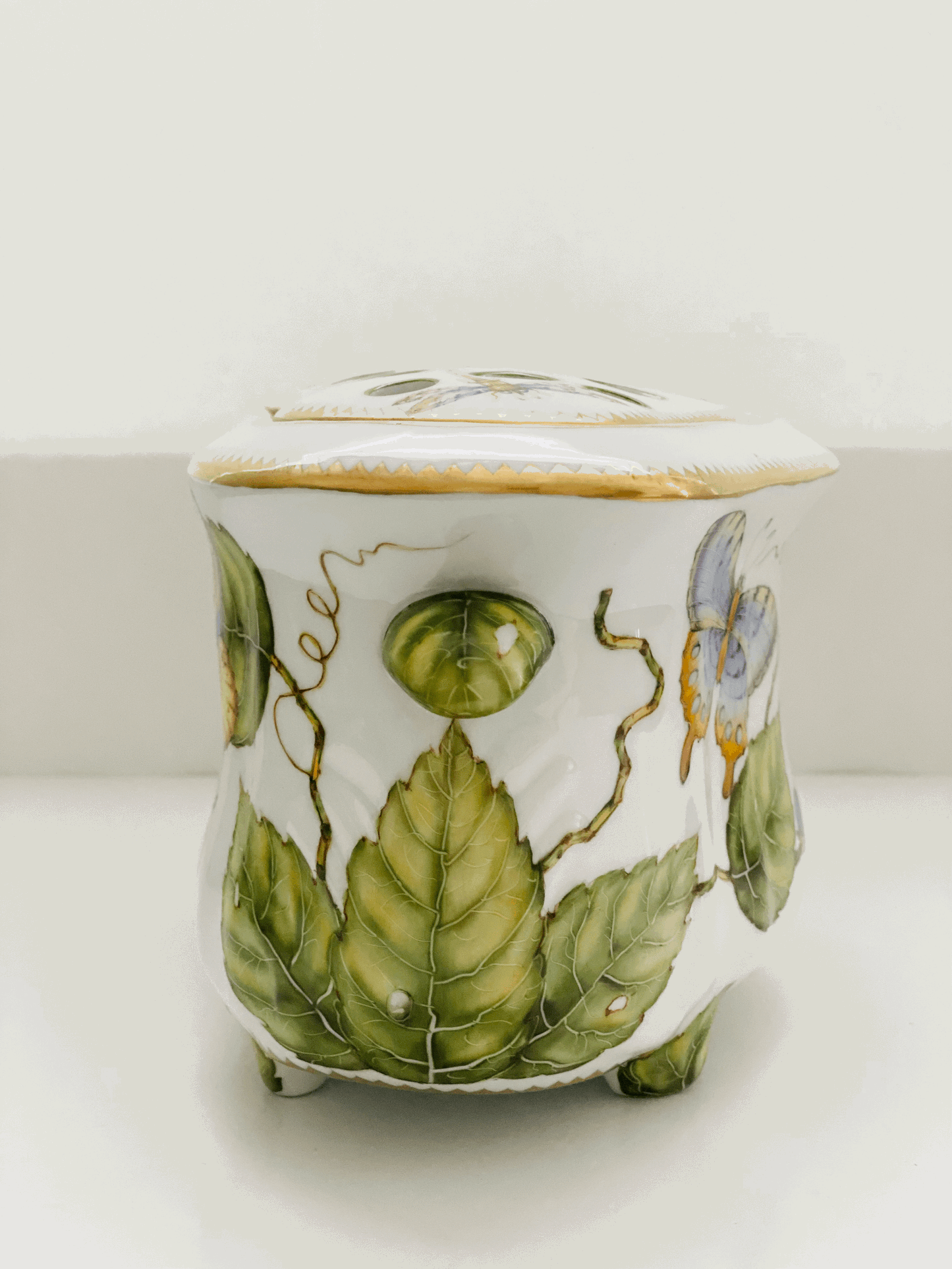 ZE96 - Large Flower Arranger with Lid