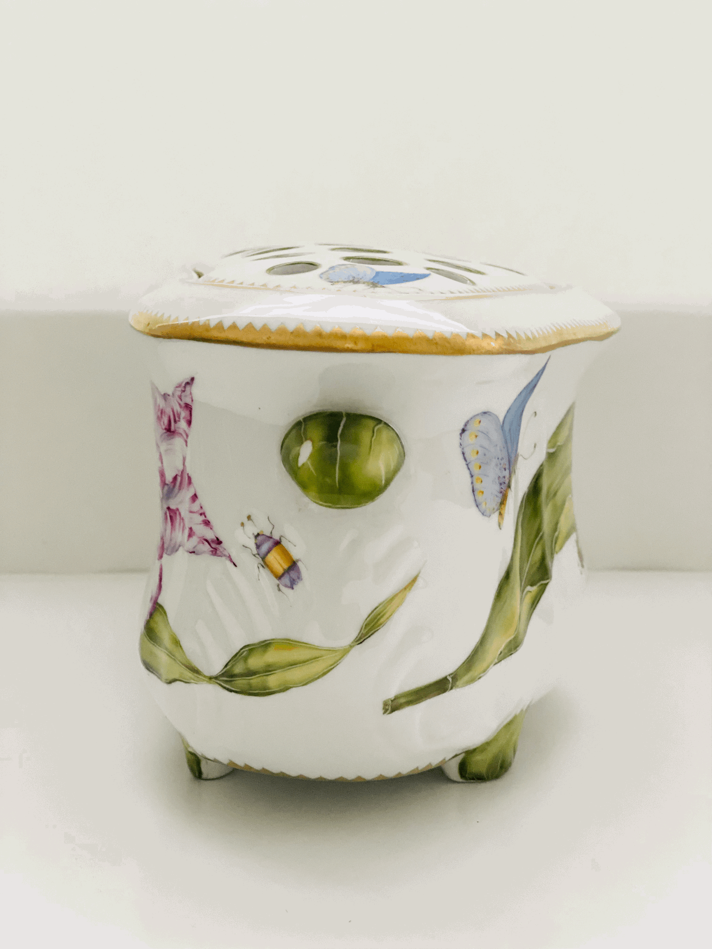 ZE97 - Large Flower Arranger with Lid