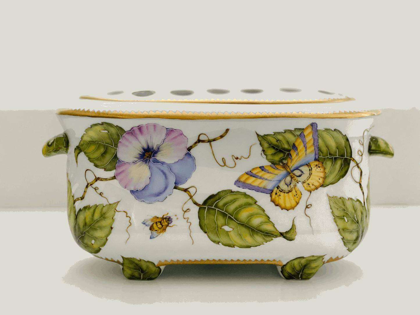 ZE96 - Large Flower Arranger with Lid