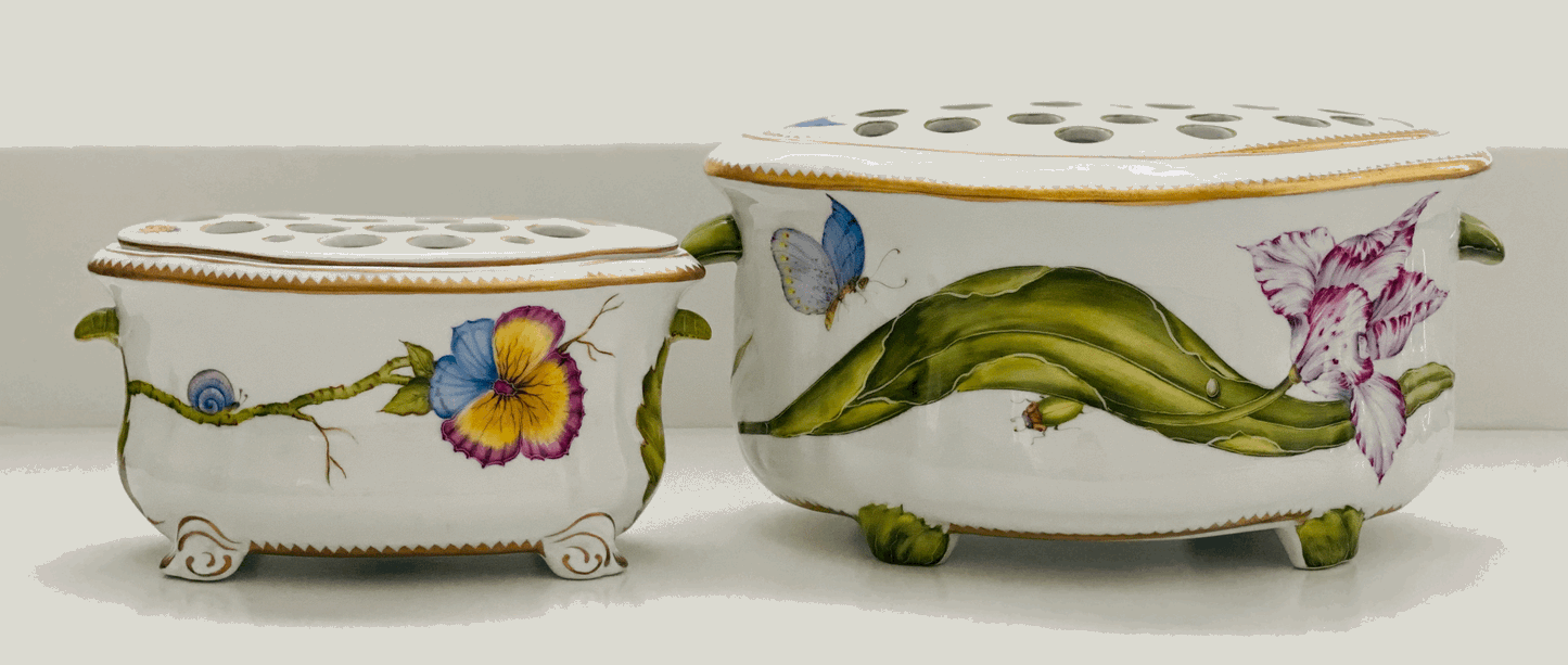 ZE97 - Large Flower Arranger with Lid