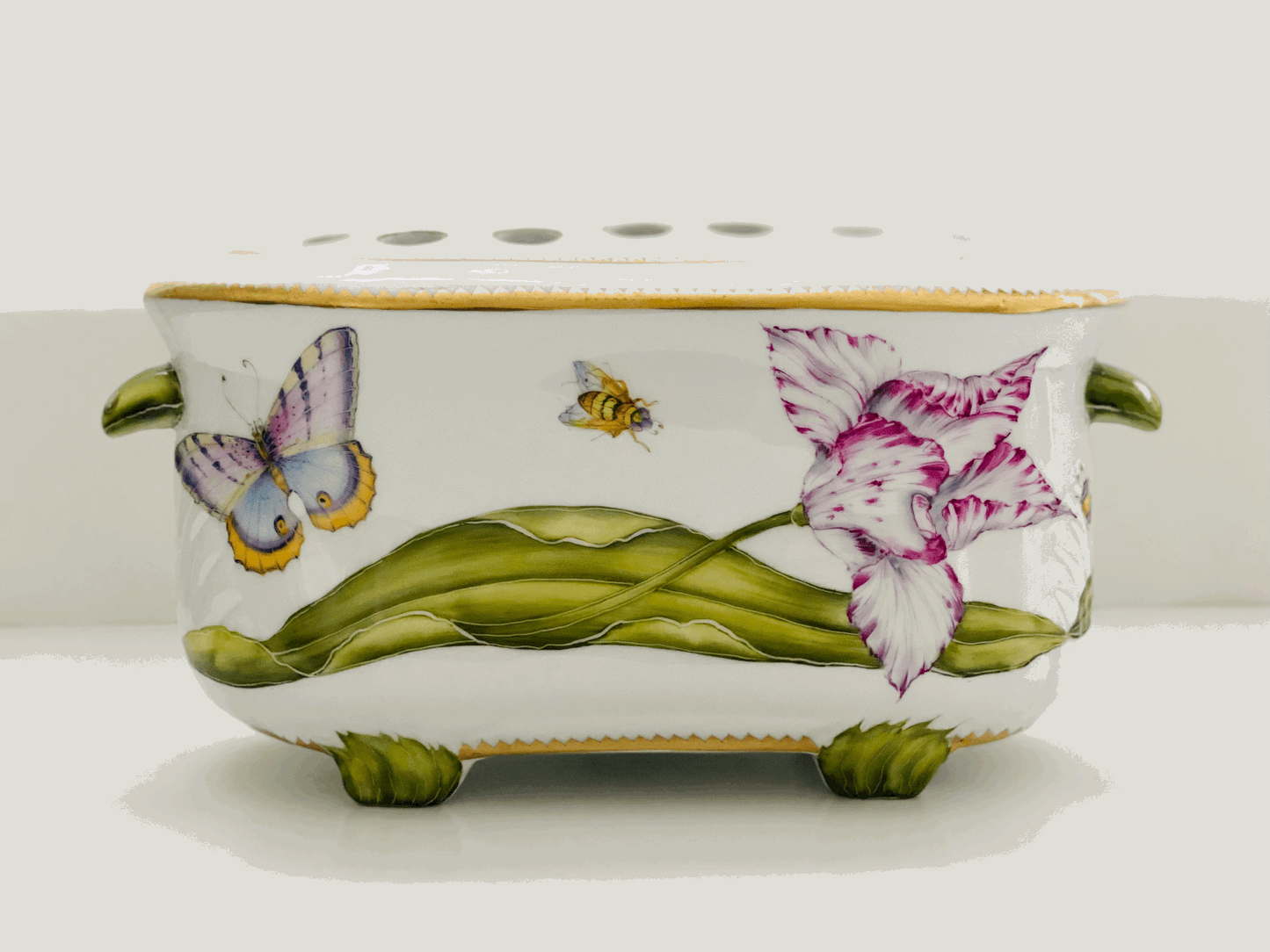 ZE97 - Large Flower Arranger with Lid