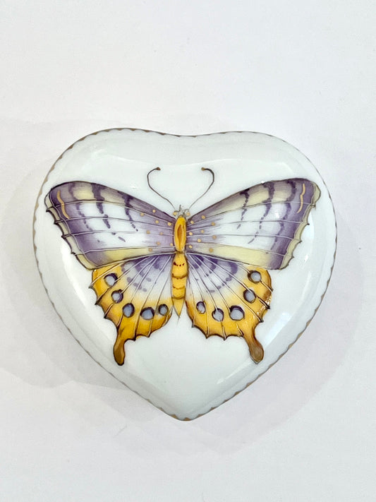 ZE981 - Heart Shaped Porcelain Box