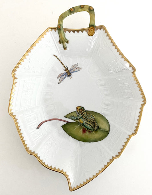 588 - Leaf Shaped Dish