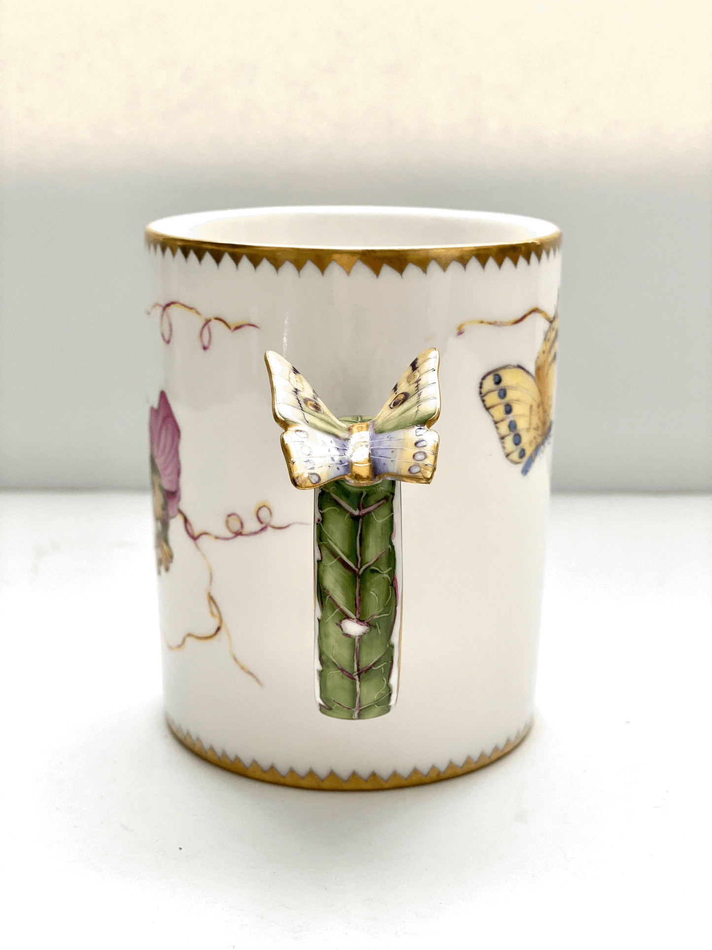 ZE110 - New Butterfly Handle Mug